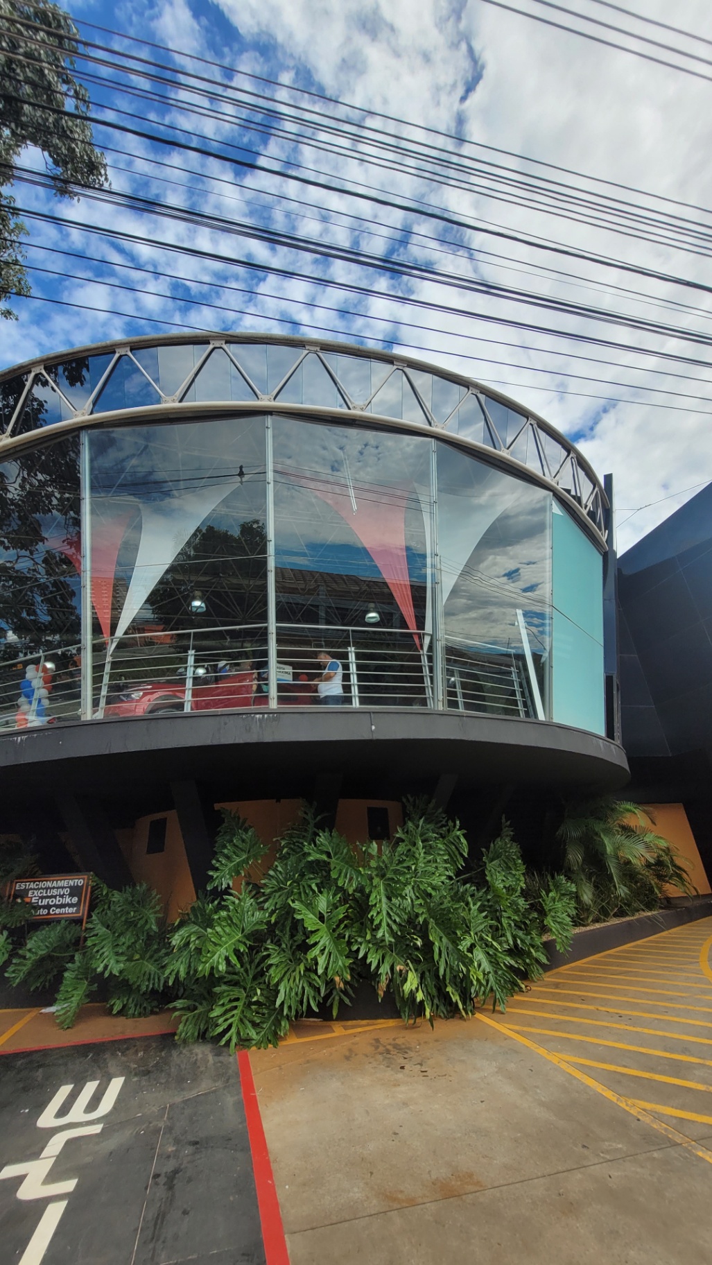 Fachada comercial em vidro e estrutura de alumínio