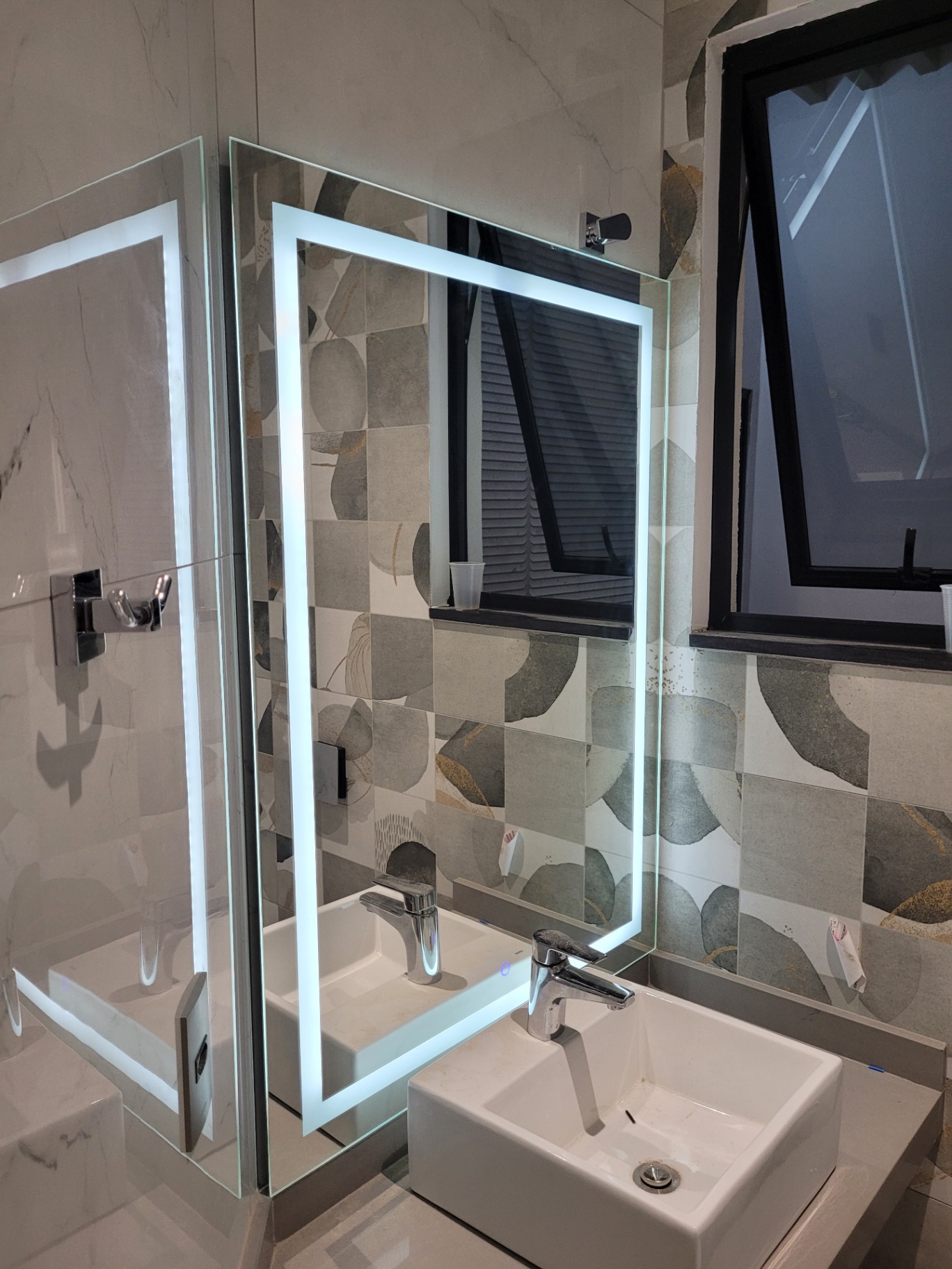 Espelho decorativo com moldura em vidro