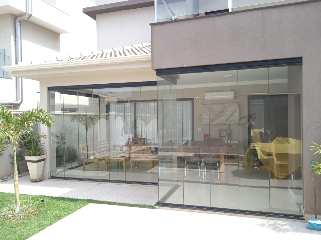 Fechamento de vidro em residência instalado pela Vidraçaria Stilo